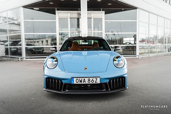 Porsche 911 Carrera 4 GTS 3 of 5