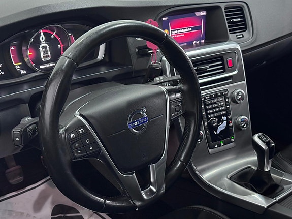 Volvo V60 2 of 5