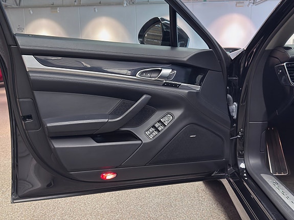 Porsche Panamera 4 8 of 17