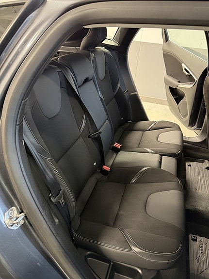 Volvo V40 10 of 15