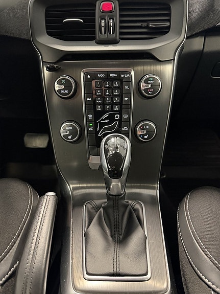 Volvo V40 11 of 15
