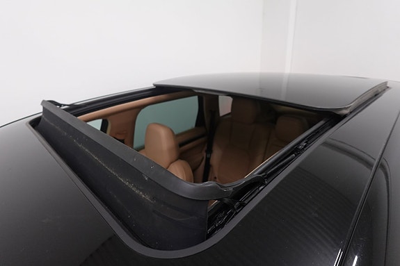Porsche Cayenne 10 of 24