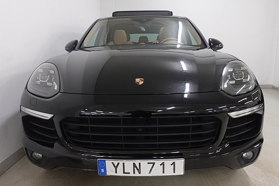 Porsche Cayenne 2 of 5