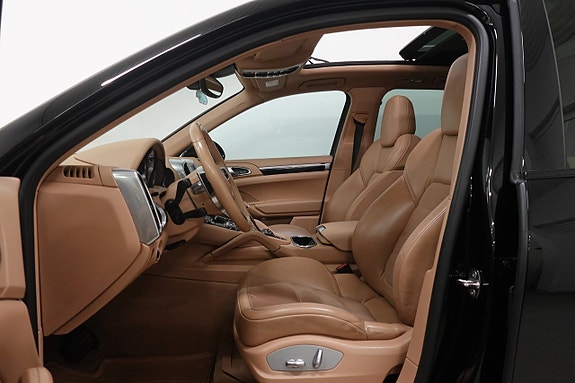 Porsche Cayenne 4 of 5