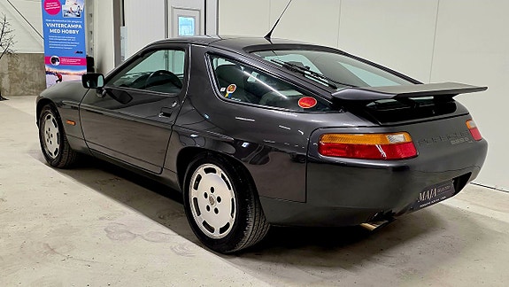 Porsche 928 4 of 5