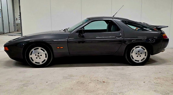 Porsche 928 3 of 5