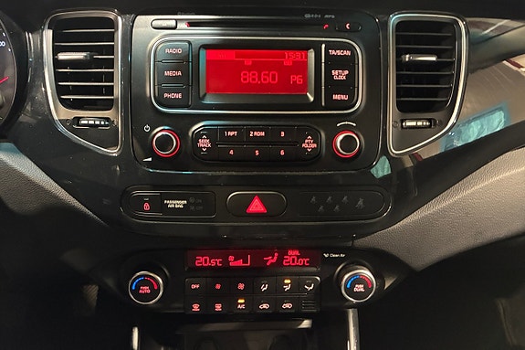 Kia Carens 12 of 17