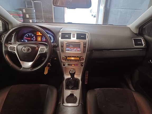 Toyota Avensis 10 of 16