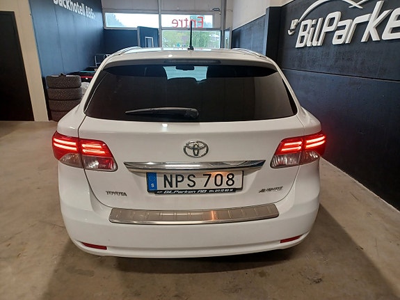 Toyota Avensis 6 of 16