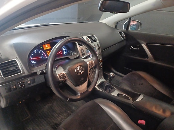 Toyota Avensis 12 of 16