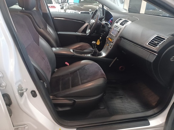 Toyota Avensis 8 of 16