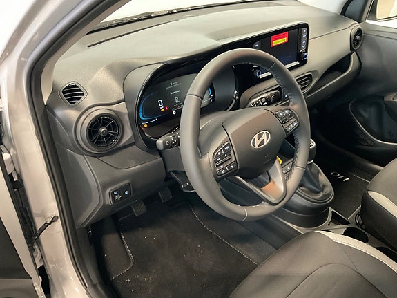 Hyundai i10 7 of 24