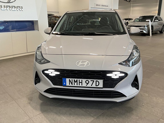 Hyundai i10 2 of 24
