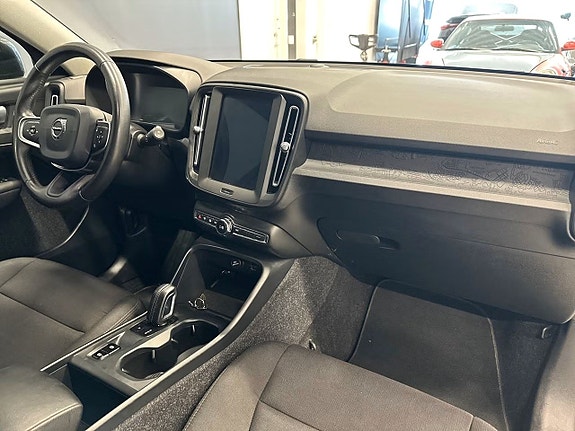 Volvo XC40 9 of 16