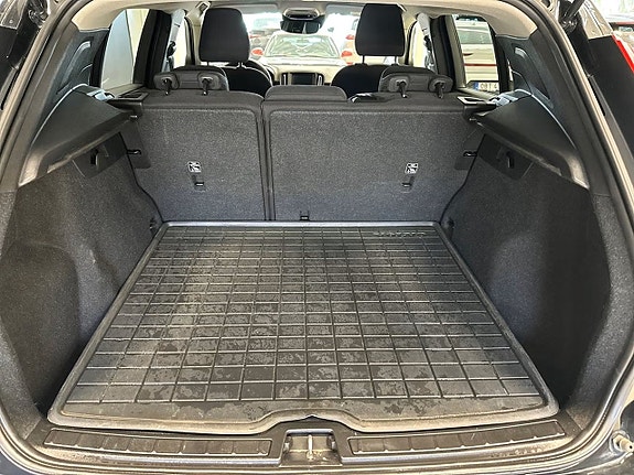 Volvo XC40 4 of 16