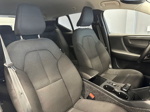 Volvo XC40 10 of 16