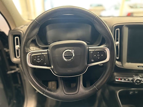 Volvo XC40 12 of 16