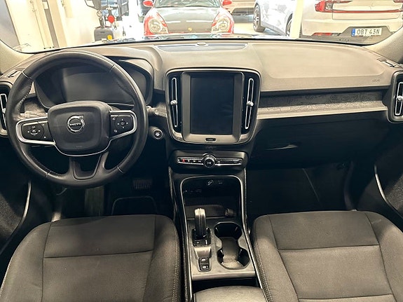 Volvo XC40 13 of 16