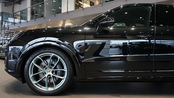Porsche Cayenne 3 of 5