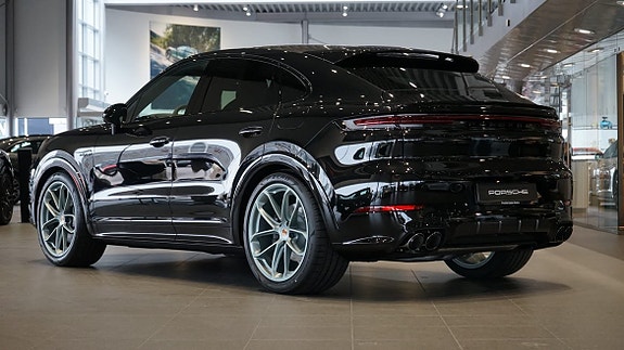 Porsche Cayenne 2 of 5