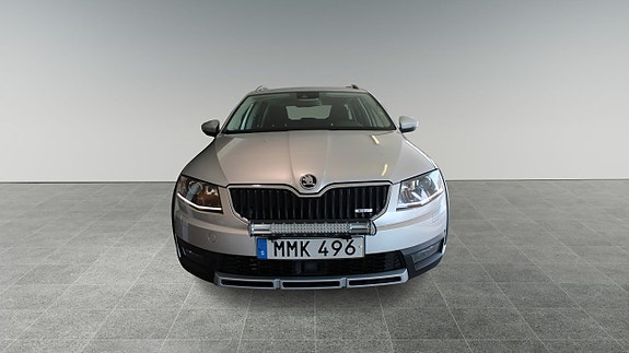 Skoda Octavia Scout 3 of 5