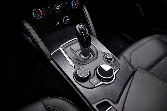 Alfa Romeo Stelvio 24 of 28