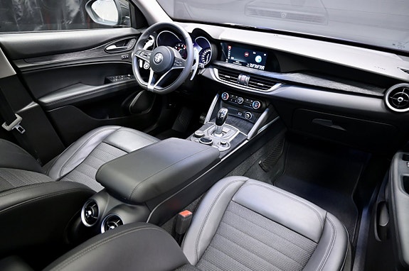 Alfa Romeo Stelvio 15 of 28