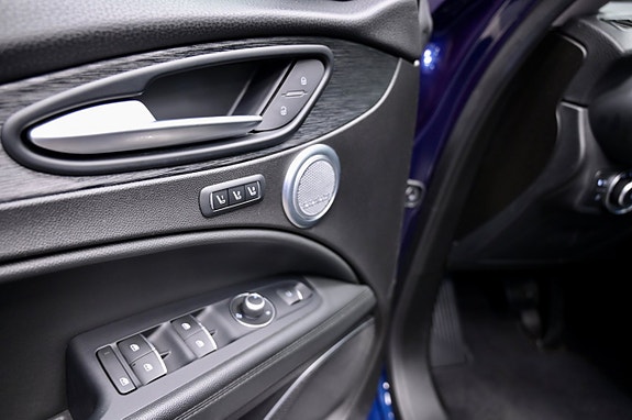 Alfa Romeo Stelvio 22 of 28