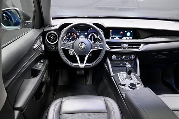 Alfa Romeo Stelvio 18 of 28