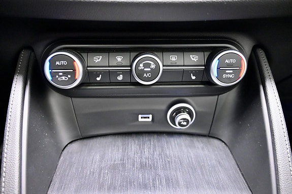 Alfa Romeo Stelvio 25 of 28