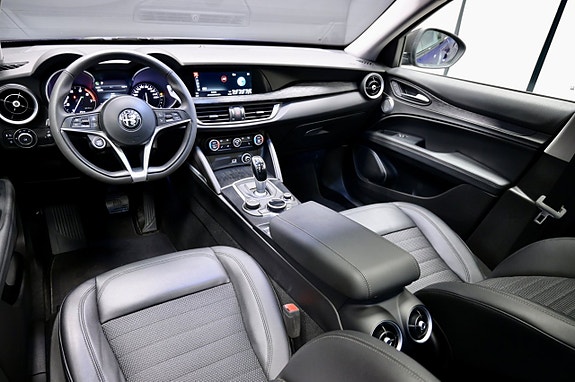 Alfa Romeo Stelvio 16 of 28