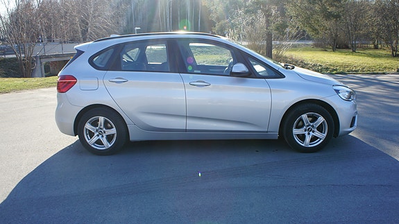 BMW 216d 4 of 5