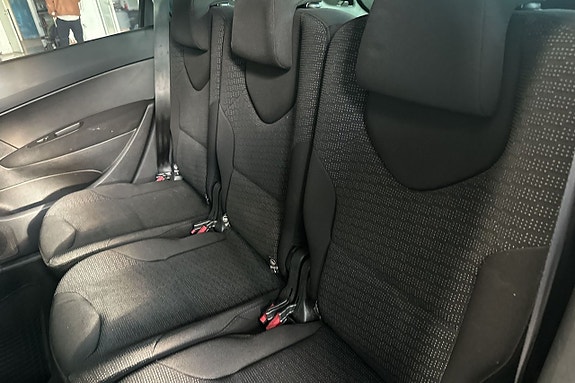 Peugeot 308 SW 10 of 14