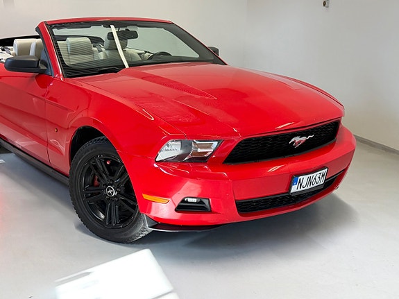Ford Mustang 2 of 5