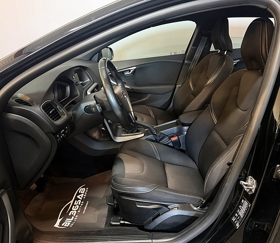 Volvo V40 2 of 15