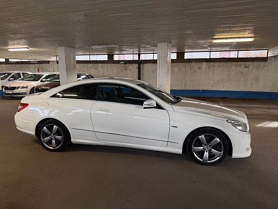 Mercedes-Benz E200 4 of 5