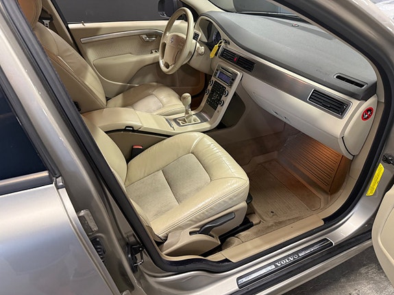 Volvo V70 16 of 24