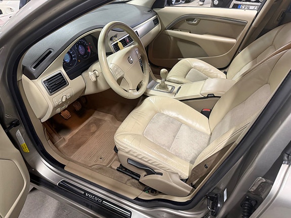 Volvo V70 13 of 24