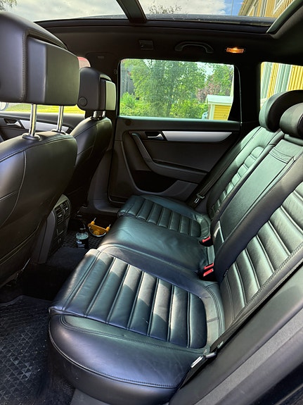 Volkswagen Passat Alltrack 3 of 6