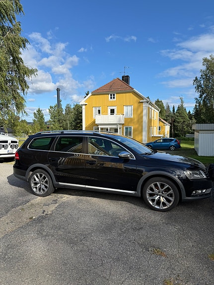Volkswagen Passat Alltrack 2 of 6