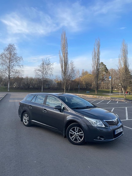 Toyota Avensis 2 of 5
