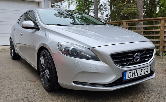 Volvo V40 2 of 10