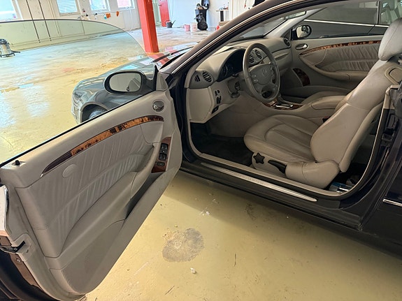 Mercedes-Benz CLK320 4 of 4