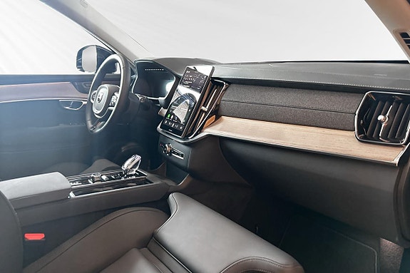 Volvo XC90 10 of 17