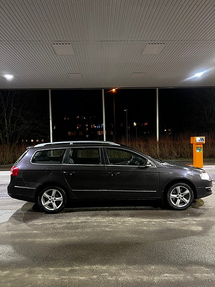 Volkswagen Passat 2 of 6