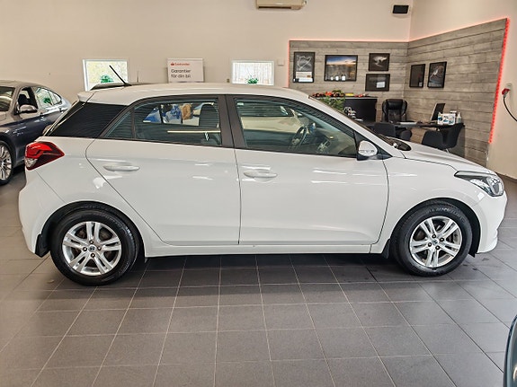 Hyundai i20 2 of 5