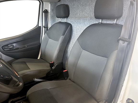 Nissan NV200 7 of 16