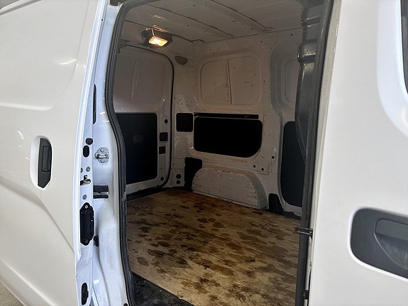 Nissan NV200 15 of 16