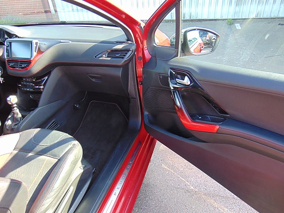 Peugeot 208 11 of 12