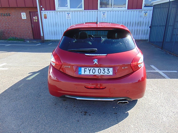Peugeot 208 5 of 12